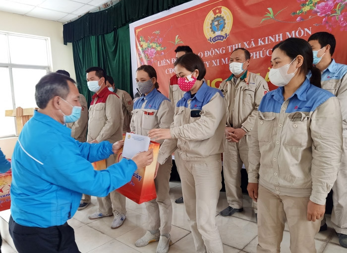 Liên đoàn Lao động thị xã Kinh Môn tặng 162 suất quà Tết cho công nhân, lao động